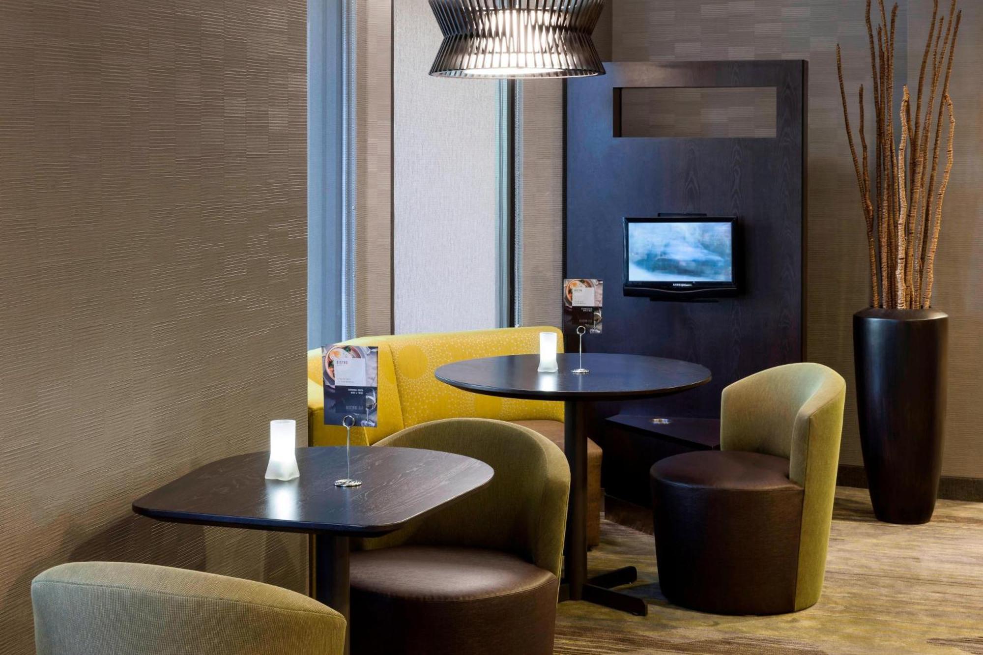Courtyard By Marriott Pensacola