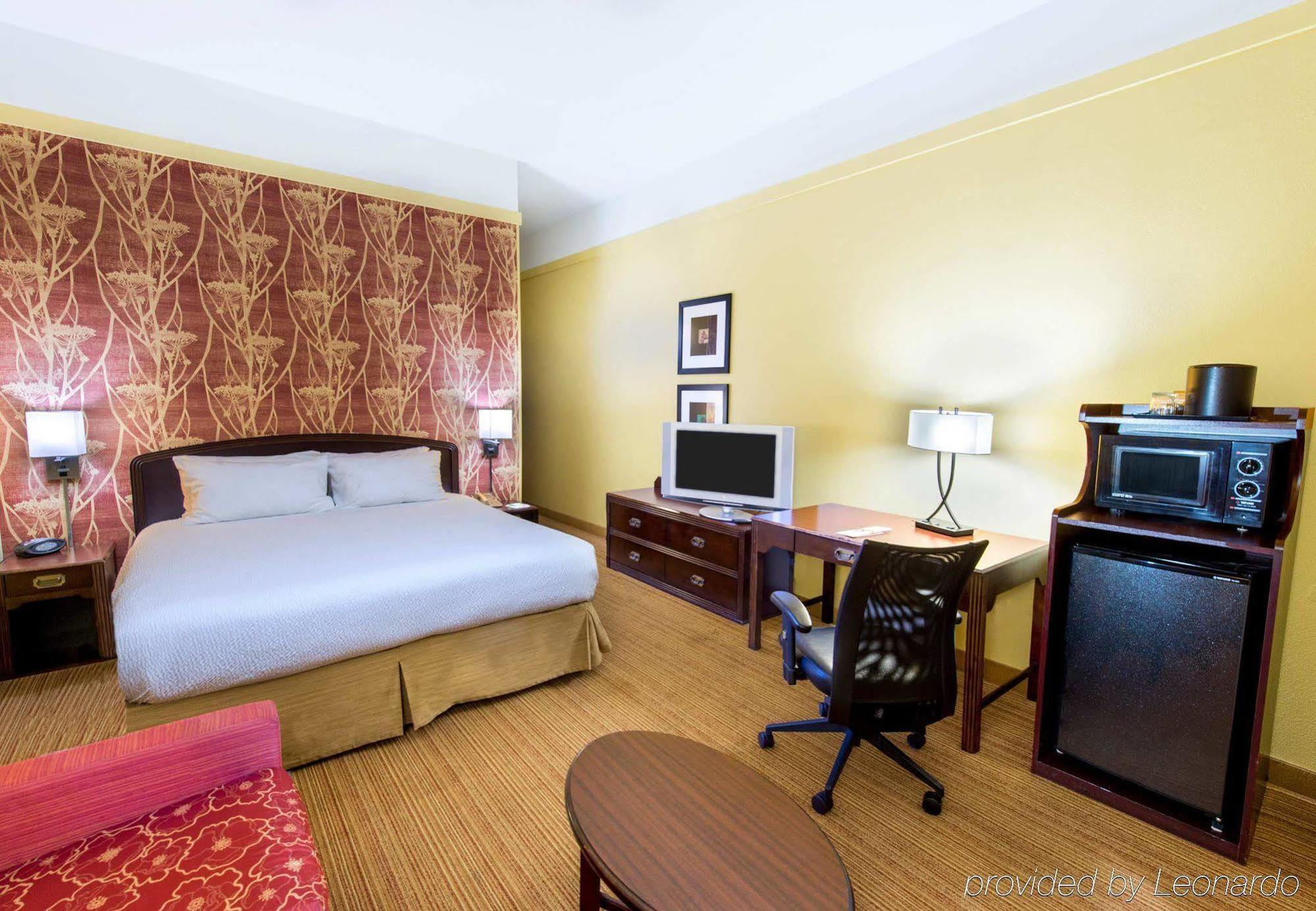 Courtyard By Marriott Pensacola 3*