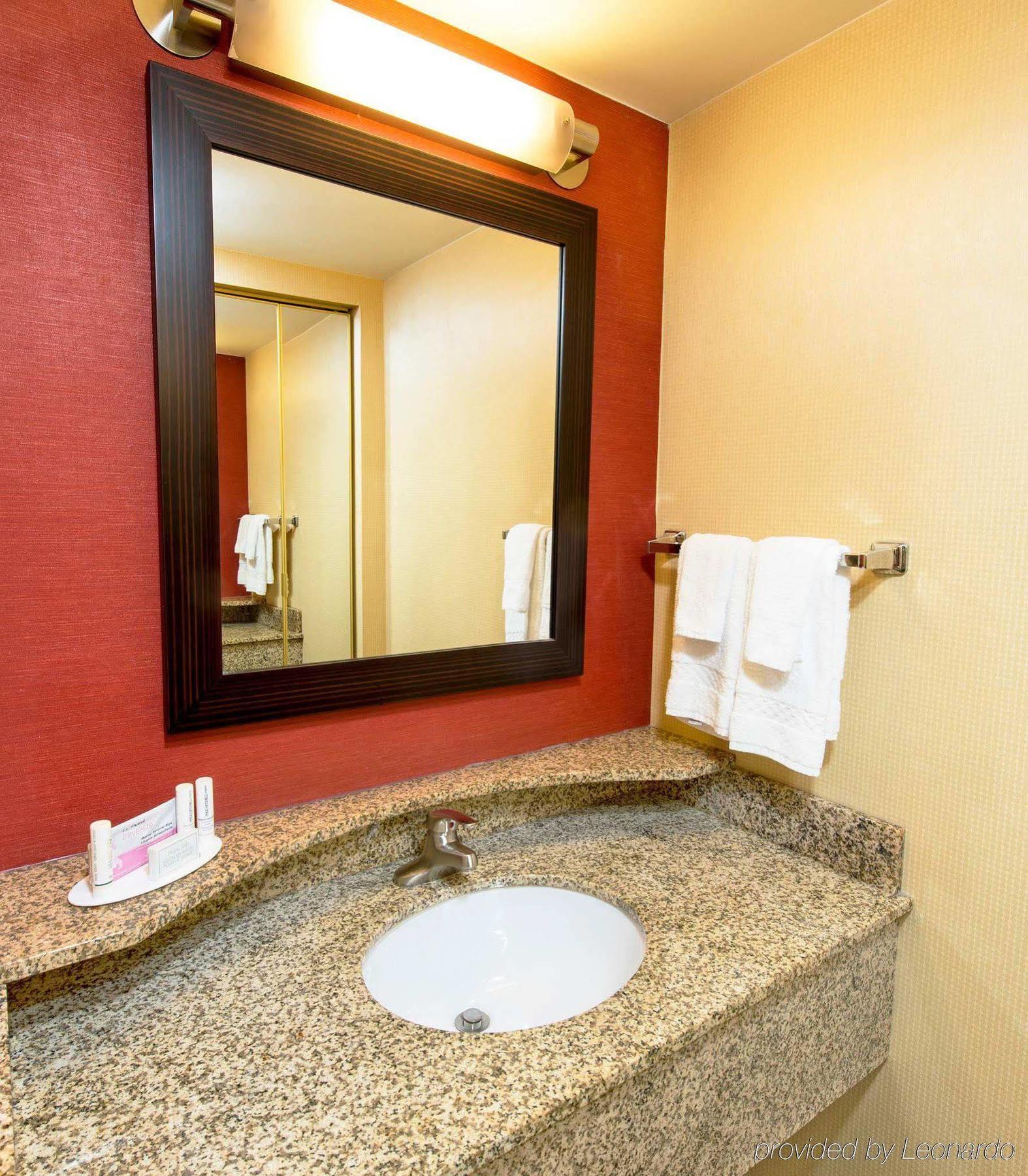 Courtyard By Marriott Pensacola Hotel