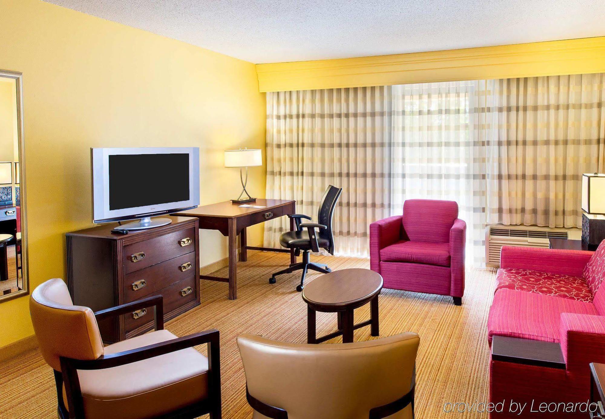 Courtyard By Marriott Pensacola